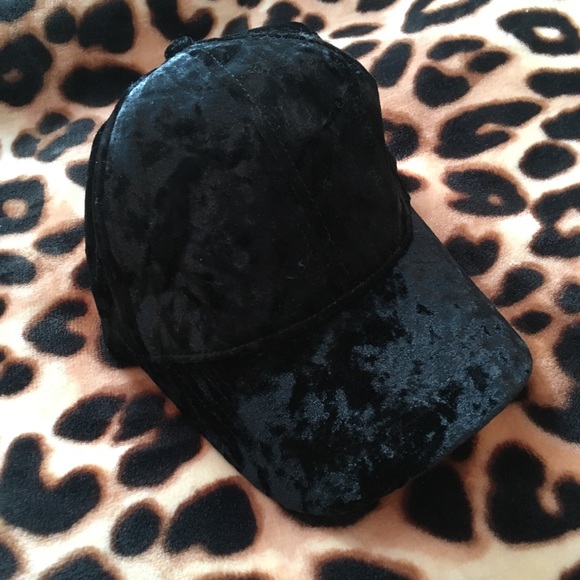 Tilly's Accessories - Velvet Hat! ❤️🖤❤️🖤